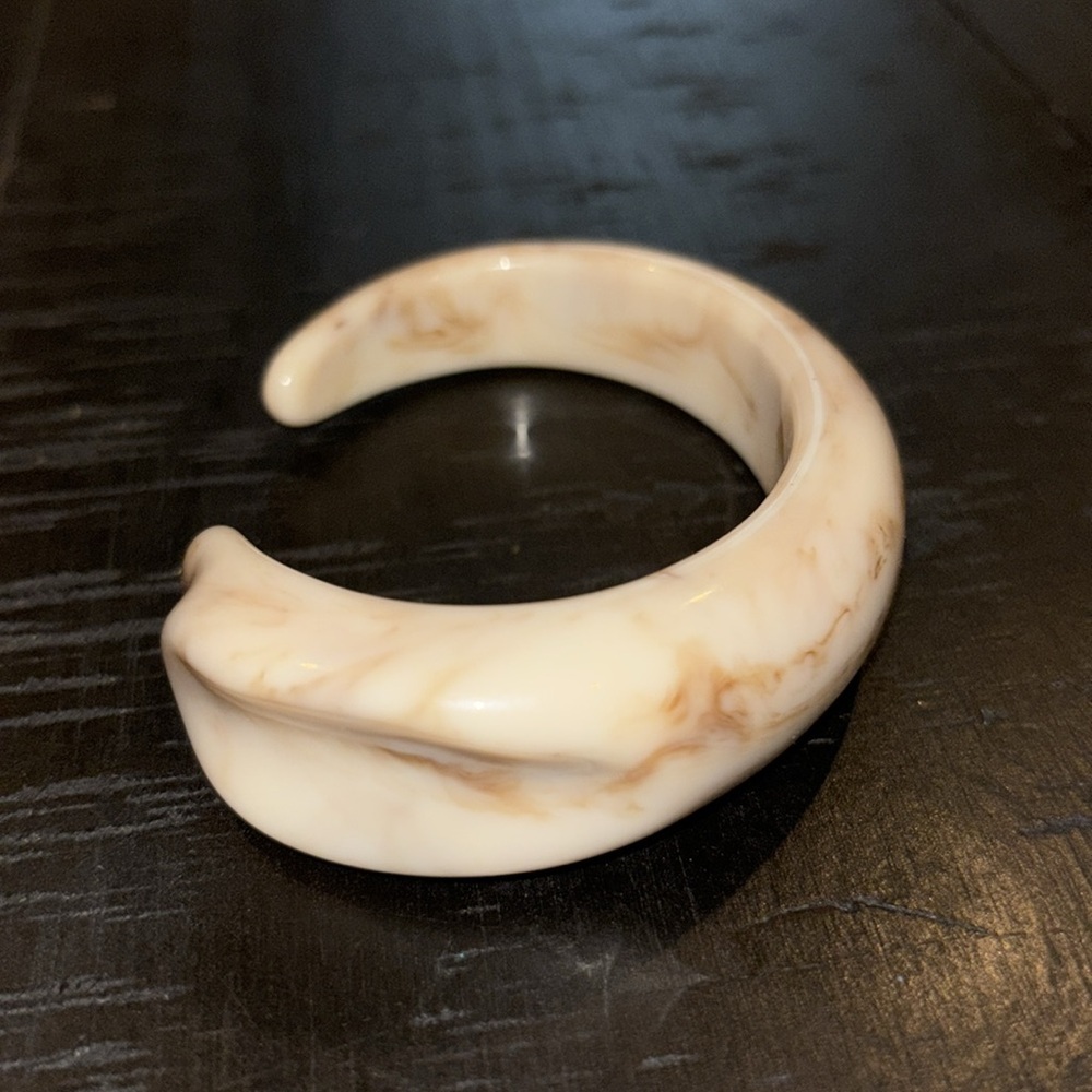 Freeform Art To Wear Cream and Tan Resin Bangle Cuff Swirl Bracelet - Picture 3 of 10